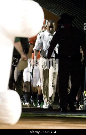 17. September 2009: Miami Hurricanes Head Coach Randy Shannon erscheint vor dem Spiel aus dem Tunnel. Die Miami Hurricanes besiegten Georgia Tech Yellow Jackets – 33 zu 17 im Dolphin Stadium in Miami FL (Credit Image: SGM/ZUMAPRESS.com) Stockfoto