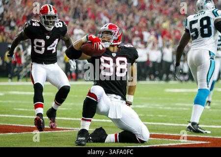 20. September 2009: Atlanta Falcons Tight End Tony Gonzalez #88 feiert seinen Touchdown-Pass mit seinem Teamkollegen Atlanta Falcons Wide Receiver Roddy White #84. Die Atlanta Falcons besiegten die Carolina Panthers 28-20 im Georgia Dome in Atlanta, Georgia (Credit Image: SGM/ZUMAPRESS.com) Stockfoto