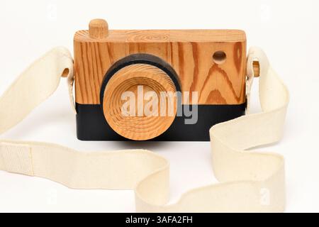 Holzspielzeugkamera, Holzspielzeugkamera, Spielzeugkamera, Kreativität, Fotografiekonzept, minimalistische Holzspielzeugkamera, Stillleben Holzspielzeugkamera Stockfoto