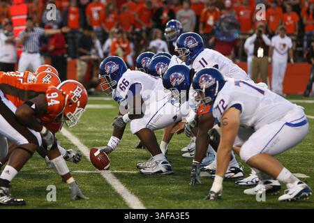 26. September 2009: Die Boise State Offense stellt sich gegen die Bowling Green Defense während der Spielaktion an. Boise State University, der Western Athletic Conference, der Bowling Green State University, der Mid-American Conference, im Doyt Perry Stadium in Bowling Green, Ohio. Boise State besiegt Bowling Green 49-14 (Bild: SGM/ZUMAPRESS.com) Stockfoto