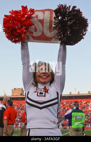 26. September 2009: Ein Cheerleader von Bowling Green fordert die Fans auf, während der Action zu jubeln. Boise State University, der Western Athletic Conference, der Bowling Green State University, der Mid-American Conference, im Doyt Perry Stadium in Bowling Green, Ohio. Boise State besiegt Bowling Green 49-14 (Bild: SGM/ZUMAPRESS.com) Stockfoto