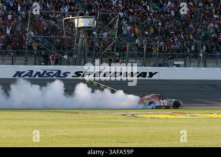 3. Oktober 2009: Joey Logano feiert einen Sieg, nachdem er 300 die Kansas Lottery gegen Kyle Busch gewonnen hat. NASCAR Nationwide Series Kansas Lottery 300 von Kansas Speedway, Kansas City, KS (Bild: SGM/ZUMAPRESS.com) Stockfoto