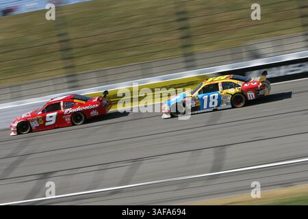 4. Oktober 2009: Kasey Kahne Nr. 9 und Kyle Busch Nr. 18 während der NASCAR Sprint Cup Series Price Chopper 400 vom Kansas Speedway, Kansas City, KS (Credit Image: SGM/ZUMAPRESS.com) Stockfoto