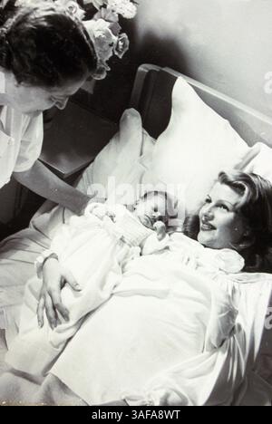 Juni 1950; Hollywood, Kalifornien, USA; 1950, Studio: MGM, Bild: RITA HAYWORTH, YASMIN KHAN. (Kreditbild: Austral/ZUMAPRESS.com) Stockfoto