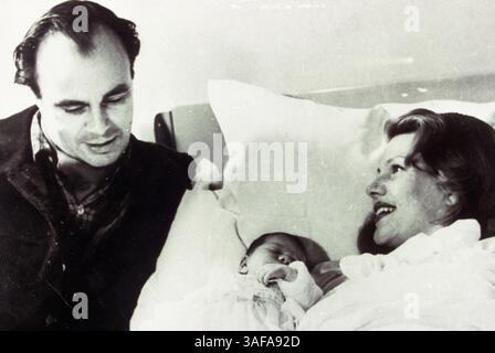 Juni 1950; Hollywood, Kalifornien, USA; 1950, STUDIO: MGM, IM BILD: FAMILIEN (REAL), RITA HAYWORTH, ALY KHAN, YASMIN KHAN. (Kreditbild: Austral/ZUMAPRESS.com) Stockfoto