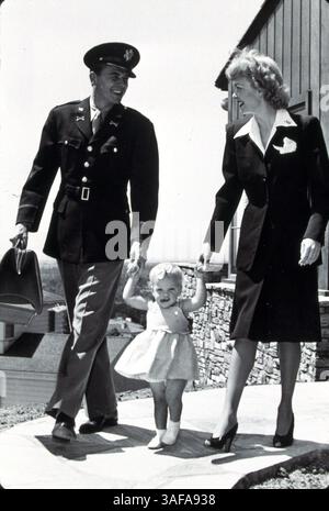 Juni 1942; Hollywood, Kalifornien, USA; 1942, ABGEBILDET: FAMILIEN (ECHTE), VERHEIRATETE PAARE, MAUREEN ELIZABETH REAGAN, RONALD REAGAN, JANE WYMAN, MILITÄRUNIFORM, HÄNDE HALTEND. (Kreditbild: Austral/ZUMAPRESS.com) Stockfoto