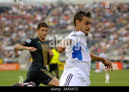 10. Juli 2010 - Chester, Pennsylvania, Vereinigte Staaten von Amerika - 10. Juli 2010: Cristian Arrieta (#26), Verteidiger der Philadelphia Union, Rennen gegen San Jose Earthquakes nach Chris Wondolowski (Bild: SGM/ZUMAPRESS.com) Stockfoto