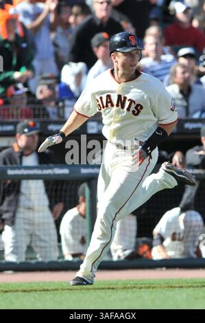 Juli 2010 – San Francisco, CA, Vereinigte Staaten von Amerika – 28. Juli 2010; San Francisco, CA, USA; San Francisco Giants Catcher Buster Posey (28) wird vor der San Francisco Giants Shortstop Juan Uribe's (Credit Image: SGM/ZUMAPRESS.com) angegriffen. Stockfoto