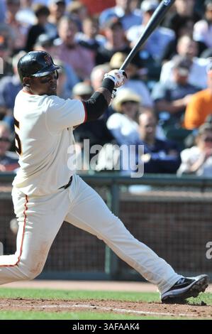 Juli 2010 – San Francisco, CA, Vereinigte Staaten von Amerika – 28. Juli 2010; San Francisco, CA, USA; San Francisco Giants Shortstop Juan Uribe (5) trippelt im dritten Inning mit San Francisco Giants Catcher Buster Posey (Credit Image: SGM/ZUMAPRESS.com) Stockfoto