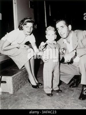 Juni 1950; Hollywood, Kalifornien, USA; 1950, ABGEBILDET: LAUREN BACALL, HUMPHREY BOGART, STEPHEN BOGART, FAMILIEN (REAL), FILMSET, SOHN. (Kreditbild: Austral/ZUMAPRESS.com) Stockfoto