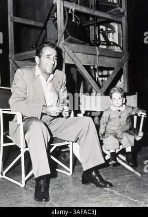 Juni 1950; Hollywood, Kalifornien, USA; 1950, ABGEBILDET: HUMPHREY BOGART, STEPHEN BOGART, FAMILIEN (REAL). (Kreditbild: Austral/ZUMAPRESS.com) Stockfoto