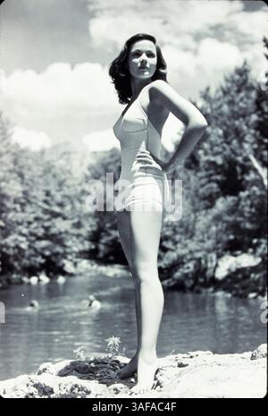 Juni 1942; Hollywood, Kalifornien, USA; 1942, ABGEBILDET: BADESACHEN, KLEIDUNG, PIN-UPS, GENE TIERNEY, BADEANZUG... (Kreditbild: Austral/ZUMAPRESS.com) Stockfoto