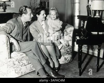Juni 1942; Hollywood, Kalifornien, USA; 1942, ABGEBILDET: MELVYN DOUGLAS, FAMILIEN (REAL), HELEN GAHAGAN. (Kreditbild: Austral/ZUMAPRESS.com) Stockfoto