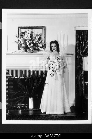 Juni 1942; Hollywood, Kalifornien, USA; 1942, ABGEBILDET: MARILYN MONROE, HOCHZEIT. (Kreditbild: Austral/ZUMAPRESS.com) Stockfoto