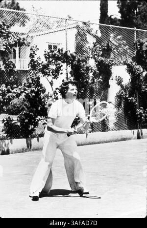 Juni 1942; Hollywood, Kalifornien, USA; 1942, ABGEBILDET: KATHARINE HEPBURN, SPORT, TENNIS, FREIZEIT, FREIZEIT, HOSEN, BAGGY HOSEN... (Kreditbild: Austral/ZUMAPRESS.com) Stockfoto