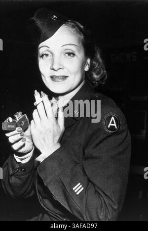 Juni 1942; Hollywood, Kalifornien, USA; 1942, ABGEBILDET: ZIGARETTE, ZIGARETTENANZÜNDER, KLEIDUNG, MARLENE DIETRICH. (Kreditbild: Austral/ZUMAPRESS.com) Stockfoto