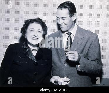 Juni 1942; Hollywood, Kalifornien, USA; 1942, DARGESTELLT: HENRY FONDA, LOUELLA O PARSONS. (Kreditbild: Austral/ZUMAPRESS.com) Stockfoto