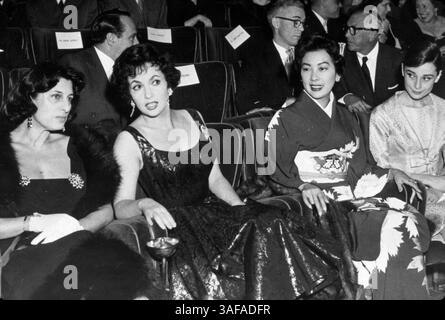Juni 1958; Hollywood, Kalifornien, USA; 1958, Filmtitel: SAYONARA, abgebildet: AUDREY HEPBURN, GINA LOLLOBRIGIDA, ANNA MAGNANI, PREMIERE, ITALIEN ROM, MIIKO TAKA, KIMONO... (Kreditbild: Austral/ZUMAPRESS.com) Stockfoto