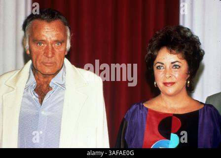 Juni 1982; Hollywood, Kalifornien, USA; 1982, ABGEBILDET: RICHARD BURTON, PRESSEKONFERENZ, ELIZABETH TAYLOR. (Kreditbild: Austral/ZUMAPRESS.com) Stockfoto