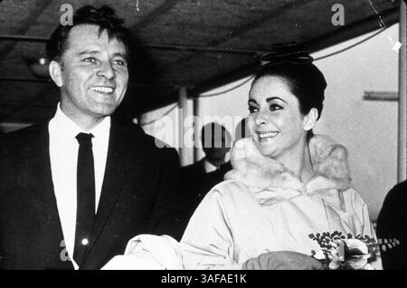 Juni 1964; Hollywood, Kalifornien, USA; 1964, ABGEBILDET: RICHARD BURTON, ELIZABETH TAYLOR, PAARE VERHEIRATET. (Kreditbild: Austral/ZUMAPRESS.com) Stockfoto