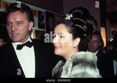 Juni 1965; Hollywood, Kalifornien, USA; 1965, ABGEBILDET: RICHARD BURTON, EHEMANN UND EHEFRAU, VERHEIRATETE PAARE, NACHTLEBEN, ELIZABETH TAYLOR... (Kreditbild: Austral/ZUMAPRESS.com) Stockfoto