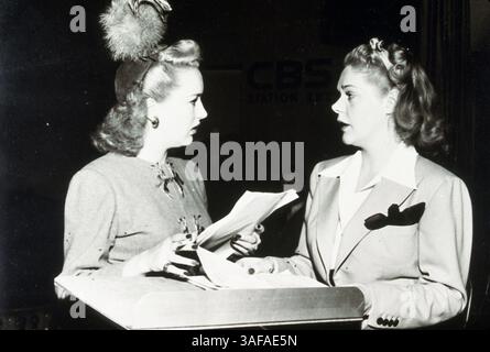 Juni 1942; Hollywood, Kalifornien, USA; 1942, Studio: FOX, Bild: ALICE FAYE und BETTY GRABLE. (Kreditbild: Austral/ZUMAPRESS.com) Stockfoto