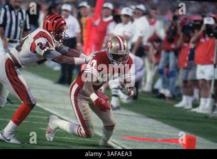 NFL Footballball 22. Januar 1989; Miami, FL, USA; Jerry Rice von den San Francisco 49ers im Super Bowl XXIII im Joe Robbie Stadium gegen die Cincinnati Bengals. Die 49ers gewannen das Spiel mit 20:16. Rice war der wertvollste Spieler des Spiels. (Bild: APEX MediaWire/ZUMAPRESS.com) Stockfoto
