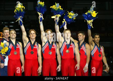 August 2003; Anaheim, Kalifornien, USA; die USA gewinnen Silber im Mannschaftswettbewerb der Männer beim World Artistic Gymnastics 2003 vom 16. bis 24. August. Teammitglieder (L-R) sind Brett McClure, Paul Hamm, Morgan Hamm, Jason Gatson, Blaine Wilson, Raj Bhavsar. . (Bild: Tom Theobald/ZUMAPRESS.com) Stockfoto