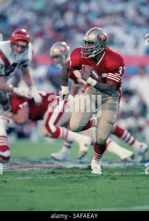 NFL Footballball 22. Januar 1989; Miami, FL, USA; Roger Craig von den San Francisco 49ers im Super Bowl XXIII im Joe Robbie Stadium gegen die Cincinnati Bengals. Die 49ers gewannen das Spiel mit 20:16. (Bild: APEX MediaWire/ZUMAPRESS.com) Stockfoto