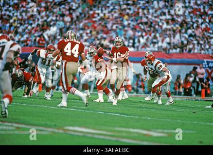 NFL Footballball 22. Januar 1989; Miami, FL, USA; Joe Montana von den San Francisco 49ers im Super Bowl XXIII im Joe Robbie Stadium gegen die Cincinnati Bengals. Die 49ers gewannen das Spiel mit 20:16. (Bild: APEX MediaWire/ZUMAPRESS.com) Stockfoto