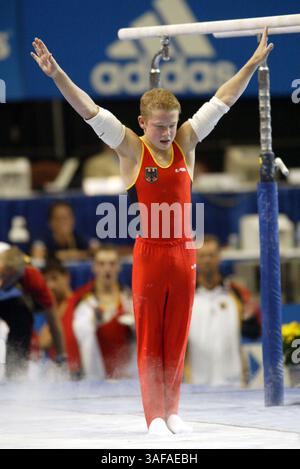 August 2003; Anaheim, Kalifornien, USA; FABIAN HAMBUECHEN aus Deutschland landet in parallelen Bars im Mannschaftswettbewerb der Männer bei den Turn-Weltmeisterschaften 2003 vom 16. bis 24. August. Hambuechen ist youngest.competitor mit 15 Jahren. (Bild: Tom Theobald/ZUMAPRESS.com) Stockfoto