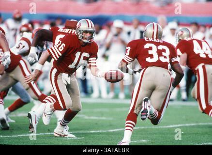 NFL Footballball 22. Januar 1989; Miami, FL, USA; Joe Montana von den San Francisco 49ers im Super Bowl XXIII im Joe Robbie Stadium gegen die Cincinnati Bengals. Die 49ers gewannen das Spiel mit 20:16. (Bild: APEX MediaWire/ZUMAPRESS.com) Stockfoto