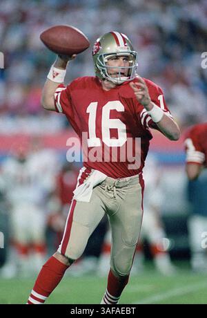 NFL Footballball 22. Januar 1989; Miami, FL, USA; Joe Montana von den San Francisco 49ers im Super Bowl XXIII im Joe Robbie Stadium gegen die Cincinnati Bengals. Die 49ers gewannen das Spiel mit 20:16. (Bild: APEX MediaWire/ZUMAPRESS.com) Stockfoto