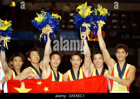 August 2003; Anaheim, Kalifornien, USA; CHINA gewinnt Mannschaftswettbewerb der Männer beim World Artistic Gymnastics 2003 vom 16. bis 24. August. (Bild: Tom Theobald/ZUMAPRESS.com) Stockfoto
