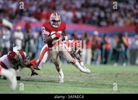 NFL Footballball 22. Januar 1989; Miami, FL, USA; Jerry Rice von den San Francisco 49ers im Super Bowl XXIII im Joe Robbie Stadium gegen die Cincinnati Bengals. Die 49ers gewannen das Spiel mit 20:16. Rice war der wertvollste Spieler des Spiels. (Bild: APEX MediaWire/ZUMAPRESS.com) Stockfoto