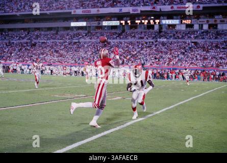NFL Footballball 22. Januar 1989; Miami, FL, USA; Jerry Rice von den San Francisco 49ers im Super Bowl XXIII im Joe Robbie Stadium gegen die Cincinnati Bengals. Die 49ers gewannen das Spiel mit 20:16. Rice war der wertvollste Spieler des Spiels. (Bild: APEX MediaWire/ZUMAPRESS.com) Stockfoto
