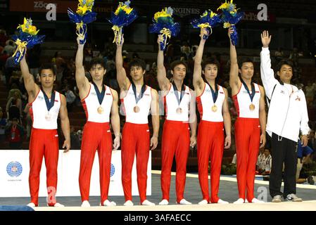 August 2003; Anaheim, Kalifornien, USA; JAPAN gewinnt Bronze im Mannschaftswettbewerb der Männer beim World Artistic Gymnastics 2003 vom 16. bis 24. August. (Bild: Tom Theobald/ZUMAPRESS.com) Stockfoto