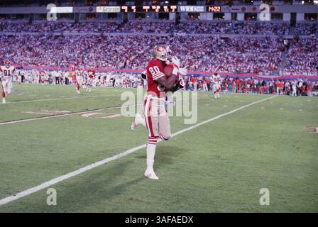 NFL Footballball 22. Januar 1989; Miami, FL, USA; Jerry Rice von den San Francisco 49ers im Super Bowl XXIII im Joe Robbie Stadium gegen die Cincinnati Bengals. Die 49ers gewannen das Spiel mit 20:16. Rice war der wertvollste Spieler des Spiels. (Bild: APEX MediaWire/ZUMAPRESS.com) Stockfoto