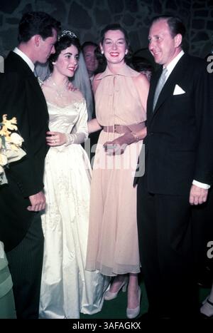 Juni 1950; Hollywood, Kalifornien, USA; 1950, STUDIO: MGM, IM BILD: FREDDIE BRISSON, GET MARRIED, NICKY HILTON, ROSALIND RUSSELL, ELIZABETH TAYLOR, HOCHZEIT. (Kreditbild: Austral/ZUMAPRESS.com) Stockfoto