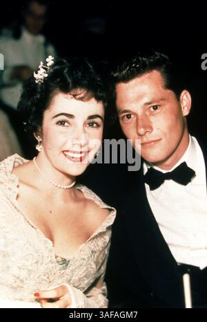 Juni 1950; Hollywood, Kalifornien, USA; 1950, STUDIO: MGM, BILD: VERLOBUNG, NICKY HILTON, ELIZABETH TAYLOR, EHEMANN, EHEMÄNNER... (Kreditbild: Austral/ZUMAPRESS.com) Stockfoto