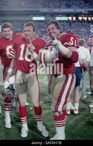 NFL Footballball 22. Januar 1989; Miami, FL, USA; Joe Montana von den San Francisco 49ers im Super Bowl XXIII im Joe Robbie Stadium gegen die Cincinnati Bengals. Die 49ers gewannen das Spiel mit 20:16. (Bild: APEX MediaWire/ZUMAPRESS.com) Stockfoto