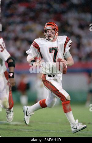 NFL Footballball 22. Januar 1989; Miami, FL, USA; Cincinnati Bengals Quarterback Boomer Esiason im Super Bowl XXIII im Joe Robbie Stadium gegen die San Francisco 49ers. Die 49ers gewannen 20:16. (Bild: APEX MediaWire/ZUMAPRESS.com) Stockfoto