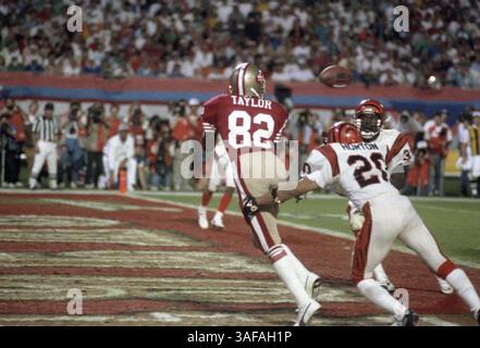 NFL Footballball 22. Januar 1989; Miami, FL, USA; John Taylor von den San Francisco 49ers holt den siegreichen Touchdown von Joe Montanta während des Super Bowl XXIII gegen die Cincinnati Bengals. Die 49ers gewannen das Spiel mit 20:16. (Bild: APEX MediaWire/ZUMAPRESS.com) Stockfoto