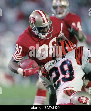 NFL Footballball 22. Januar 1989; Miami, FL, USA; Jerry Rice von den San Francisco 49ers im Super Bowl XXIII im Joe Robbie Stadium gegen die Cincinnati Bengals. Die 49ers gewannen das Spiel mit 20:16. Rice war der wertvollste Spieler des Spiels. (Bild: APEX MediaWire/ZUMAPRESS.com) Stockfoto