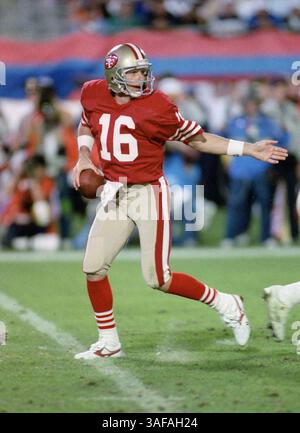 NFL Footballball 22. Januar 1989; Miami, FL, USA; Joe Montana von den San Francisco 49ers im Super Bowl XXIII im Joe Robbie Stadium gegen die Cincinnati Bengals. Die 49ers gewannen das Spiel mit 20:16. (Bild: APEX MediaWire/ZUMAPRESS.com) Stockfoto