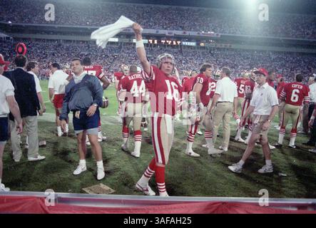 NFL Footballball 22. Januar 1989; Miami, FL, USA; Joe Montana von den San Francisco 49ers feiert am Rande, nachdem er im Super Bowl XXIII im Joe Robbie Stadium den siegreichen Touchdown gegen die Cincinnati Bengals gegeben hat. Die 49ers gewannen das Spiel mit 20:16. (Bild: APEX MediaWire/ZUMAPRESS.com) Stockfoto