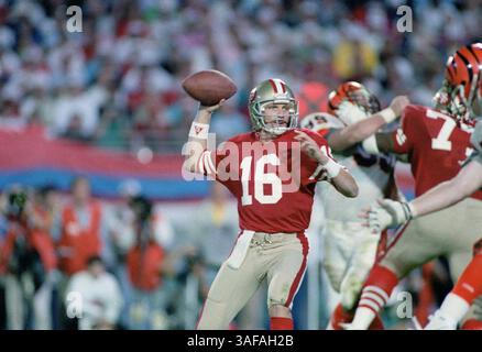 NFL Footballball 22. Januar 1989; Miami, FL, USA; Joe Montana von den San Francisco 49ers im Super Bowl XXIII im Joe Robbie Stadium gegen die Cincinnati Bengals. Die 49ers gewannen das Spiel mit 20:16. (Bild: APEX MediaWire/ZUMAPRESS.com) Stockfoto