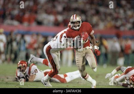NFL Footballball 22. Januar 1989; Miami, FL, USA; Jerry Rice von den San Francisco 49ers im Super Bowl XXIII im Joe Robbie Stadium gegen die Cincinnati Bengals. Die 49ers gewannen das Spiel mit 20:16. Rice war der wertvollste Spieler des Spiels. (Bild: APEX MediaWire/ZUMAPRESS.com) Stockfoto