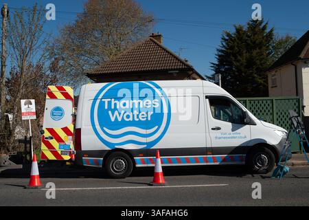 Eton, Großbritannien. April 2025. Thames Water war heute in Eton, Windsor, Berkshire, und hat Rohrreparaturen durchgeführt. Die BBC berichtete, dass „Thames Water den US Private Equity Riesen KKR als „bevorzugten Partner“ ausgewählt hat, um das in Schwierigkeiten geratene Wasserversorgungsunternehmen zu kaufen. Die geplante Investition von KKR würde dem Unternehmen helfen, seinen Schuldenberg zu bewältigen, und Thames strebt an, die Transaktion in der zweiten Jahreshälfte abzuschließen. Thames Water, das größte Wasserunternehmen Großbritanniens, begann im vergangenen Jahr, nach neuen Investitionen zu suchen, nachdem Befürchtungen aufgetaucht waren, dass es zusammenbrechen oder einer Verstaatlichung ausgesetzt sein könnte. Kredit: Maureen McLean/Alamy Stockfoto