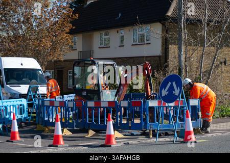 Eton, Großbritannien. April 2025. Thames Water war heute in Eton, Windsor, Berkshire, und hat Rohrreparaturen durchgeführt. Die BBC berichtete, dass „Thames Water den US Private Equity Riesen KKR als „bevorzugten Partner“ ausgewählt hat, um das in Schwierigkeiten geratene Wasserversorgungsunternehmen zu kaufen. Die geplante Investition von KKR würde dem Unternehmen helfen, seinen Schuldenberg zu bewältigen, und Thames strebt an, die Transaktion in der zweiten Jahreshälfte abzuschließen. Thames Water, das größte Wasserunternehmen Großbritanniens, begann im vergangenen Jahr, nach neuen Investitionen zu suchen, nachdem Befürchtungen aufgetaucht waren, dass es zusammenbrechen oder einer Verstaatlichung ausgesetzt sein könnte. Kredit: Maureen McLean/Alamy Stockfoto
